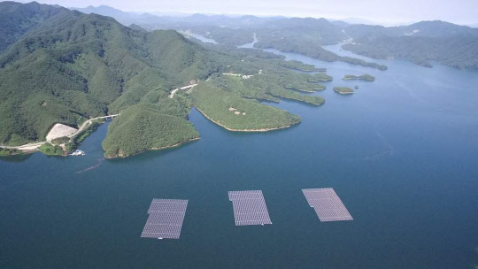 한국수자원공사가 충주댐에 설치한 수상태양광발전소 모습. 한국수자원공사 제공